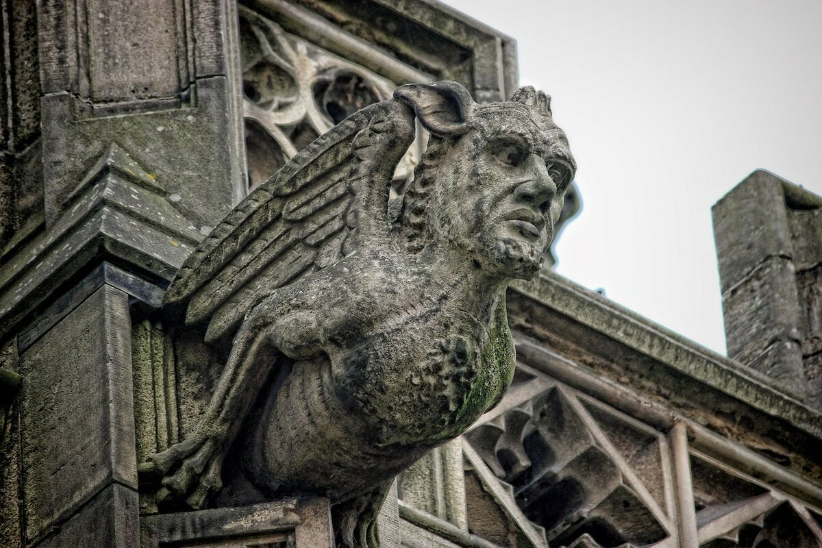 https://cdn.pixabay.com/photo/2012/12/27/19/41/gargoyle-72907_1280.jpg