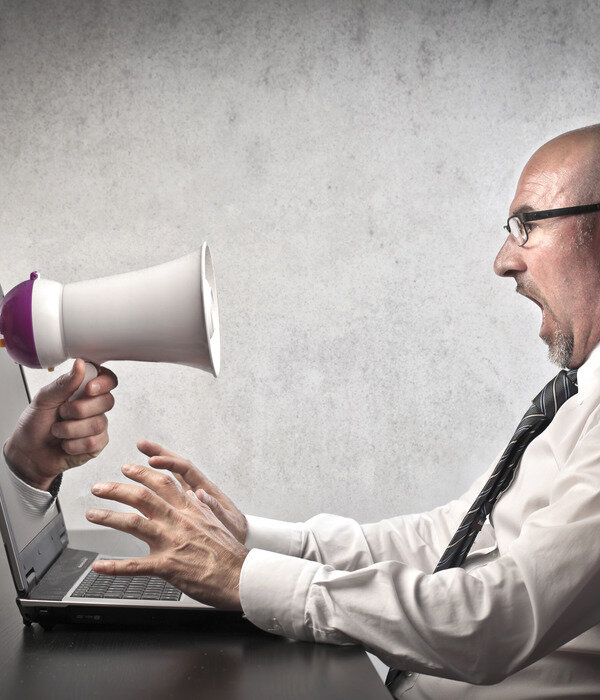 https://www.firestock.ru/muzhina-za-noutbukom-s-megafonom-man-behind-the-laptop-with-a-megaphone/