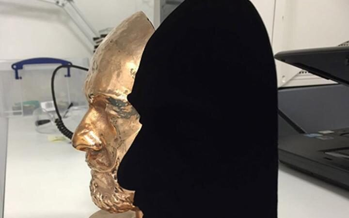 
Пример скульптуры, изготовленной с использованием Vantablack. Выглядит очень необычно
