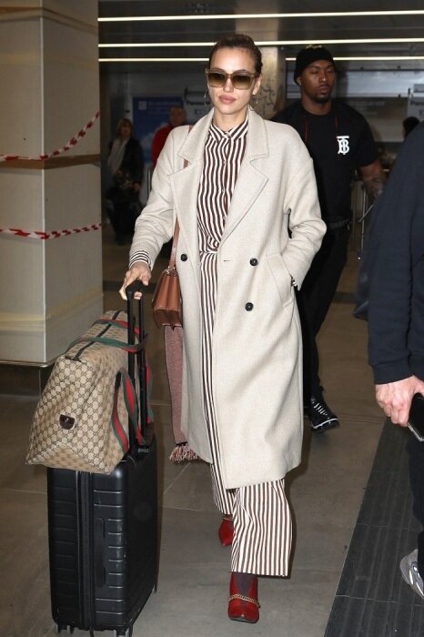 
Ирина Шейк в костюме и пальто от Mango. / Фото: showdream.org
