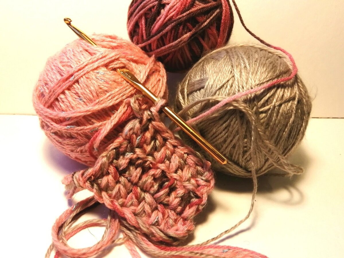 Выбранная пряжа и малюсенький образец