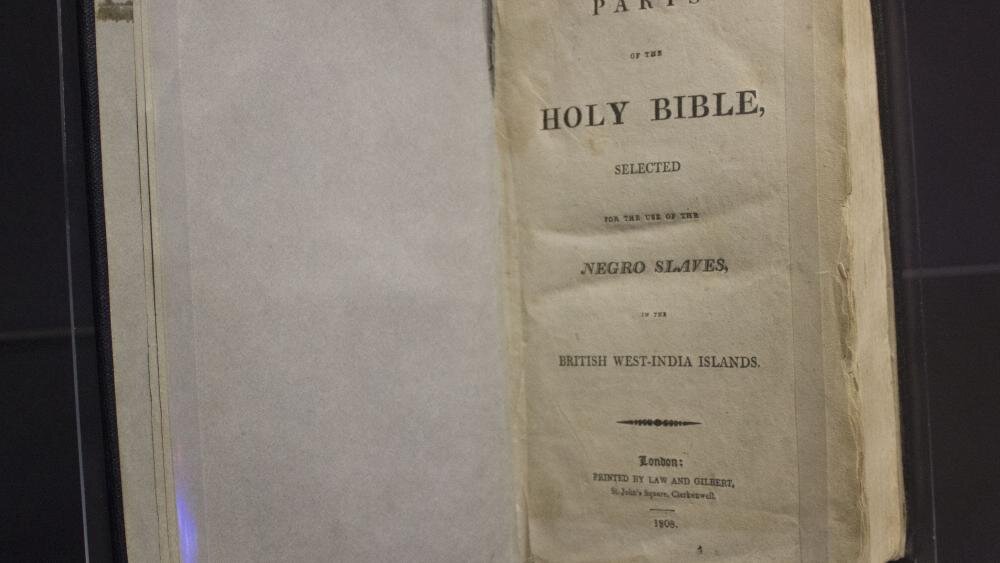 Экземпляр "Рабской Библии" (как указано в титуле, для Negro Slaves) из Вашингтонского музея Библии.