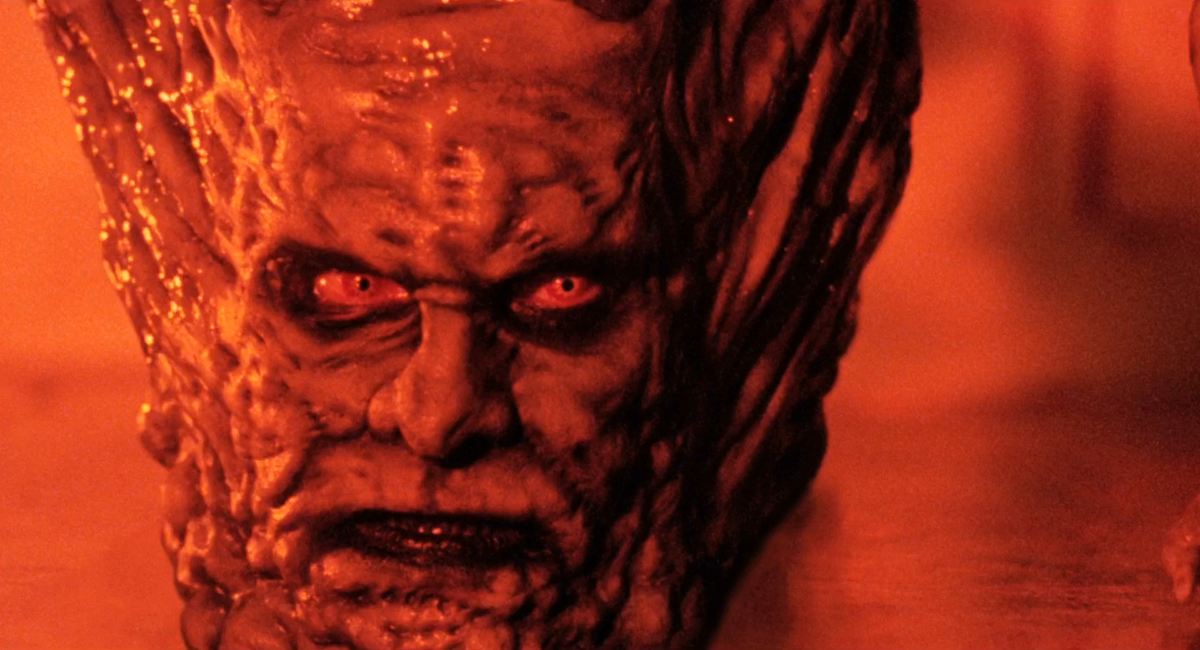 Камера Джинна явно любит и частенько берёт его физиономию крупным планом. Вот эта башка радует зрителя в самом начале фильма, когда Джинн ещё не окреп и не вырос. 