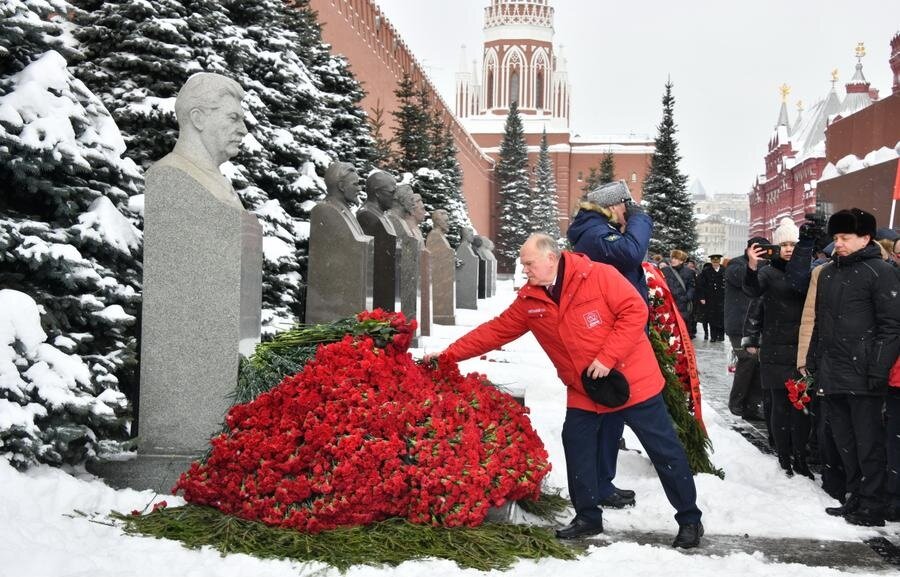 Почитатели Сталина и их еще много.