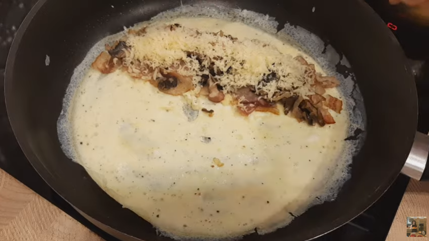 Необычный яичный рулет с начинкой из сыра на сковороде: рецепт - Лайфхакер