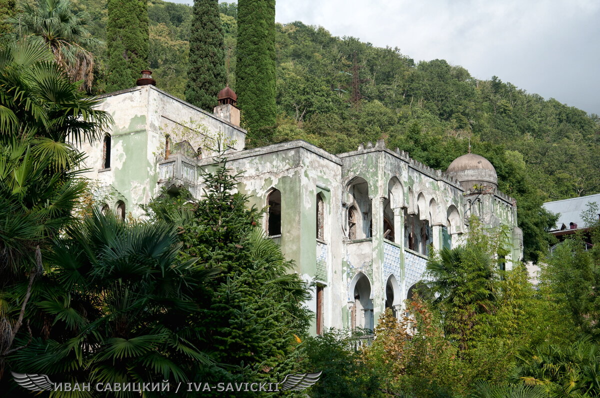 Яркий по своей архитектуре дом-дворец, явно в восточном стиле