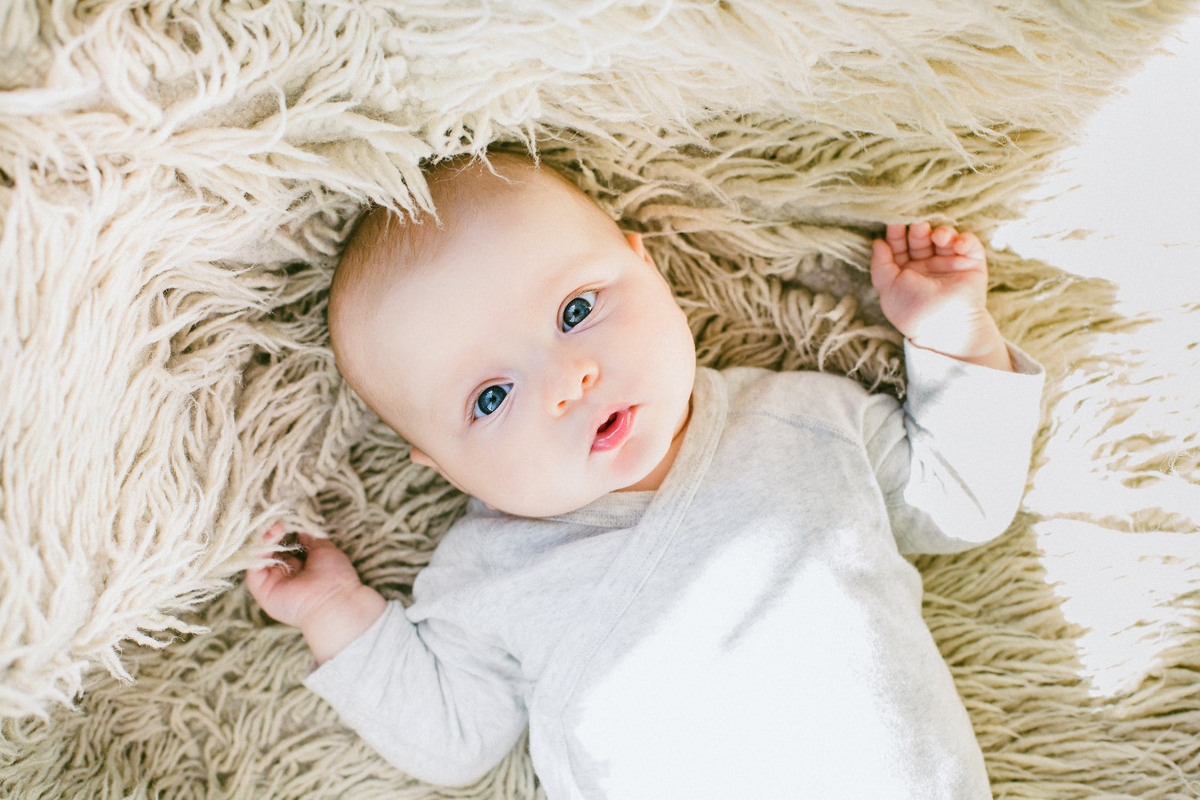 Фото: https://www.pexels.com/photo/baby-in-white-onesie-789786/