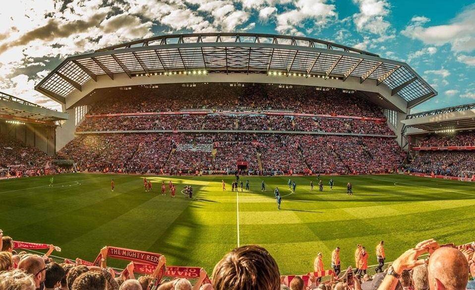 Стадион по английски. Энфилд стадион. Стадион Энфилд Ливерпуль. Стадион Энфилд Ливерпуль фото. Футбольный стадион в Ливерпуле Англия.