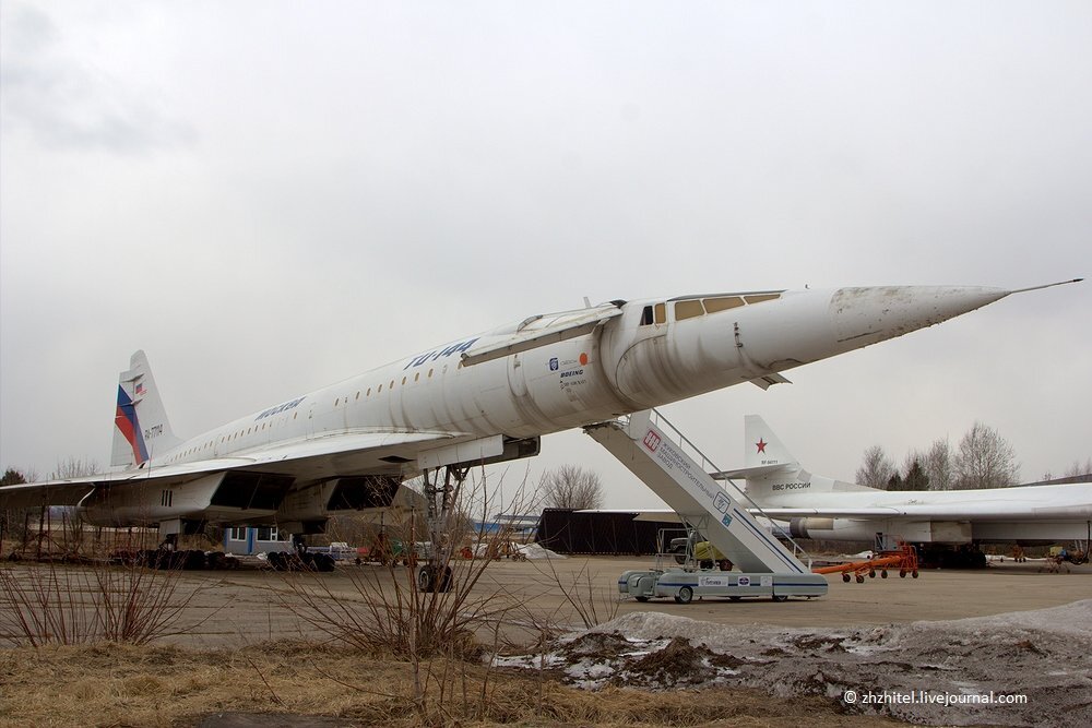 Легенда авиации Ту-144ЛЛ. На кабине среди логотипов есть логотип Boeing. Сейчас самолет установлен в городе Жуковский в качестве памятника