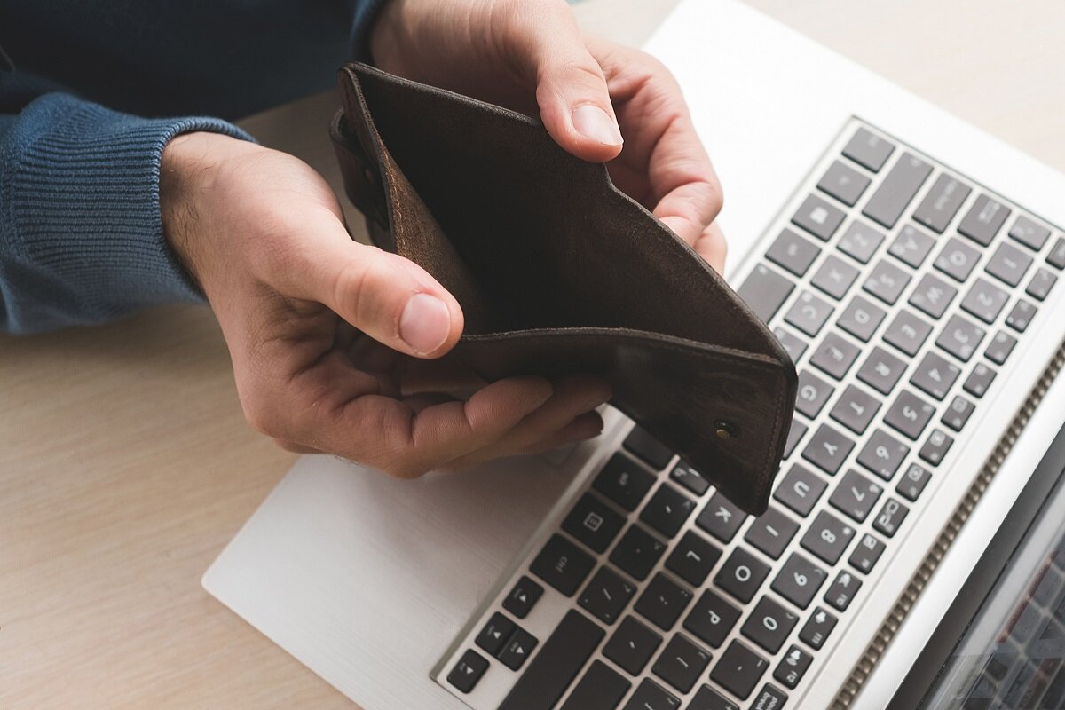 ~ "Покупая" деньги, вы рискуете остаться вовсе без них на неопределённый срок ~ Фото с сайта thisismoney.co.uk