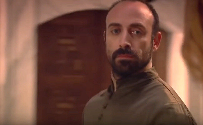 Словно какая-то неведомая сила заставила его устремить свой взгляд в сторону Александры.