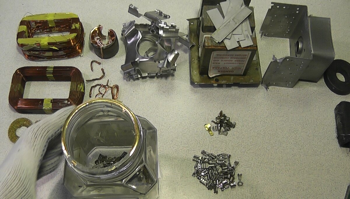 Сколько меди в микроволновой печи. Где находится медь в микроволновке. Медь в микроволновке и сколько есть. Детали микроволновых. Электромагнит из 2 трансформаторов микроволновки.