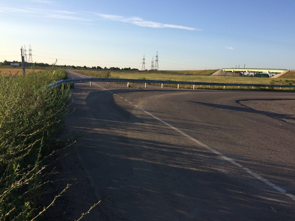 Съезд с трассы в деревню перекрыта отбойником. Сюда попал с трудом, нашел перелаз. Фото автора