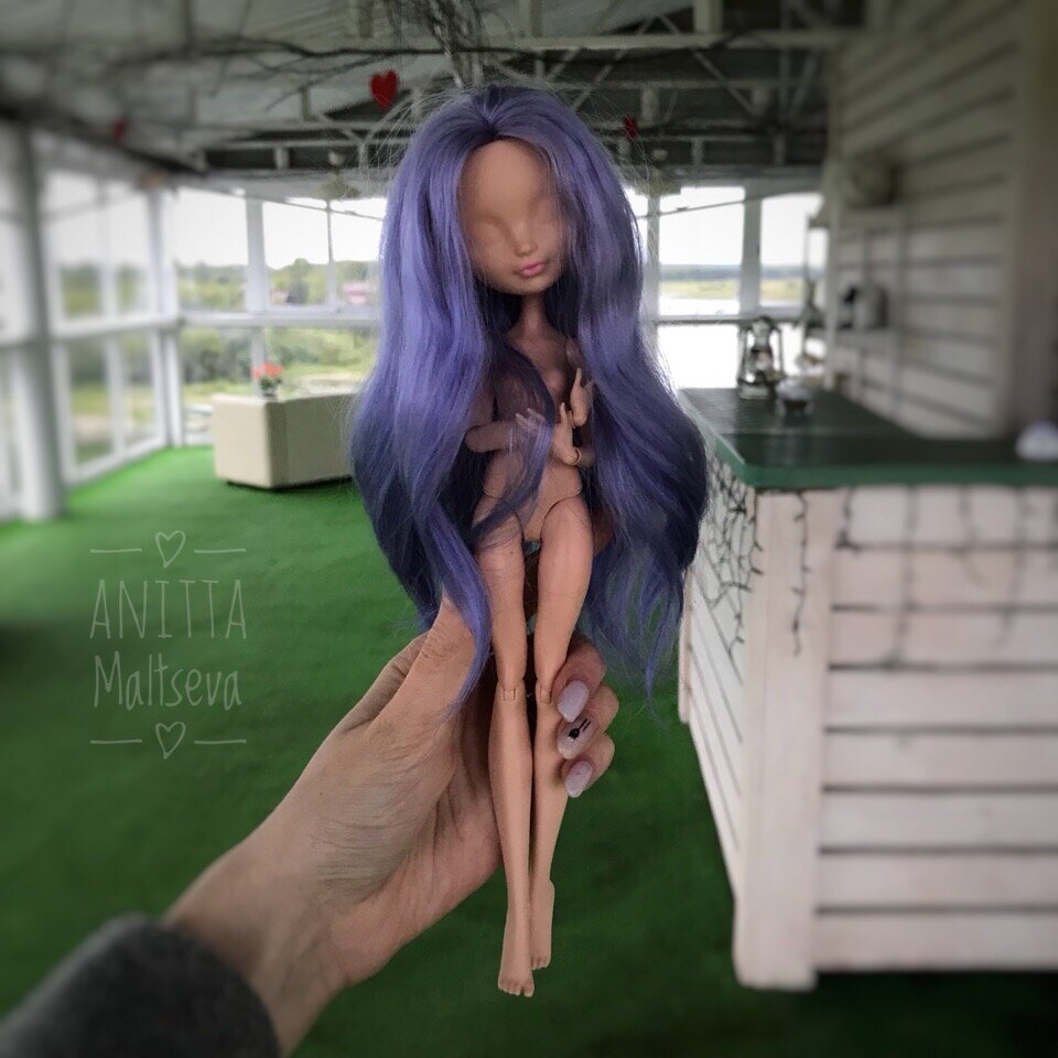 Обожаю локоны козы в качестве кукольных волос. Только посмотрите, насколько натурально они выглядят 