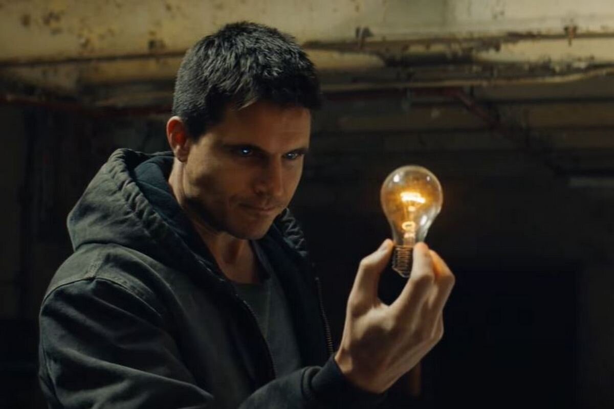 Код 8 час 1. Робби Амелл код 8. Код 8 Robbie Amell.