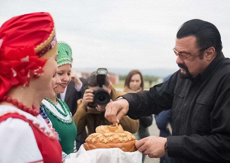 Стивен Силаг туда же - за хлебушком