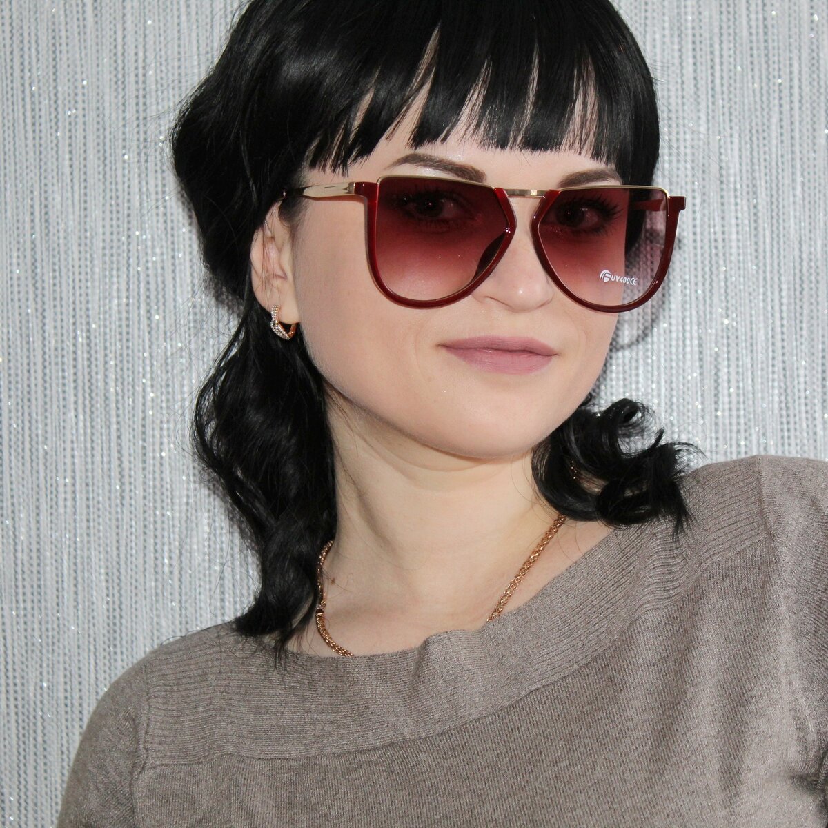 Стильные очки от Shauna
С магазином Shauna я знакома очень и очень давно. Покупала у них раз 8 наверное. Качество и обслуживание всегда на высоте! Как только увидела эти очки, сразу влюбилась. Мне очень нравятся крупные оправы, но найти ту, которая подойдет мне идеально казалось не так то просто. В этот раз мне кажется, что у меня получилось👍
Доставка дико удивила, чуть больше недели!!!🙈 Упаковка хорошая. Очки были перемотаны в 5 слоев пупырки+ каждая деталь очков имела защиту в виде целлофана. 
В подарок шли 2 салфетки для ухода за очками и мешочек для хранения.
Очки крупные. Оправа половинчатая.Нижняя часть очков имеет пластиковую оправу, а верхняя тонкую металлическую.
На выбор представлено 6 цветовых решений. Я выбрала первые из списка- красные с градиентными линзами.
Линзы пластиковые, хорошего качества. Наклейка на очках гласит, что защита UV400. 
Носоупоры также из пластика, широкие. Держатся очки хорошо, не сползают по лицу. В то же время очки легкие.
Все детали привинчены.
Затемняют очки как видно на фото ниже неплохо. Глазам комфортно. Очки крутые и достаточно стильные. Могу от души рекомендовать!👌 Ссылка на очки 👇http://s.click.aliexpress.com/e/bBwpXPyT
