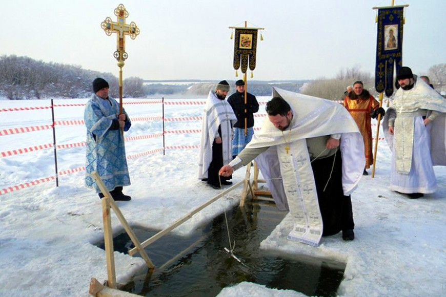 Со скольки до скольки купаются на крещение. Окунание в прорубь на крещение 2022. Крещение в Воронеже праздник. 19 Января Крещенский сочельник. Купель в храме.