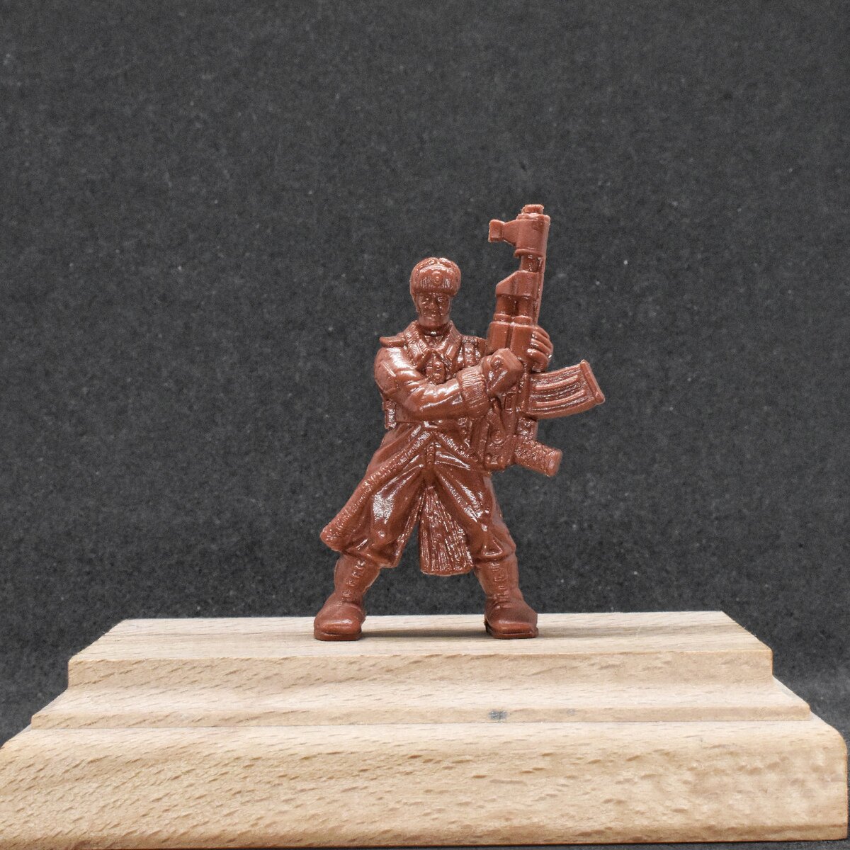 Автоматчик с огроменным АК.