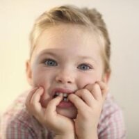 Трудно найти человека, у которого не было бы ни единой вредной привычки. Потому, наверное, и недооценивается многими привычка грызть ногти. Между тем, это пристрастие не так безобидно, как кажется: поврежденная кожа вокруг ногтей легко инфицируется и воспаляется. Да и выглядят обкусанные ногти крайне непривлекательно.