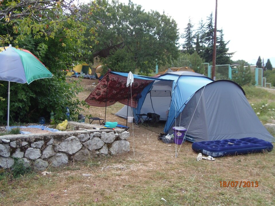 Позади нашей видны другие палатки…