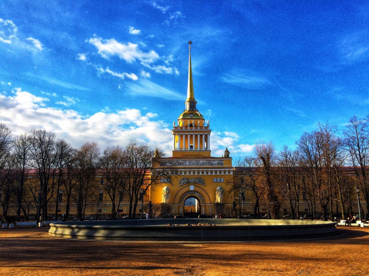 Здание Адмиралтейства в Санкт Петербурге ночью