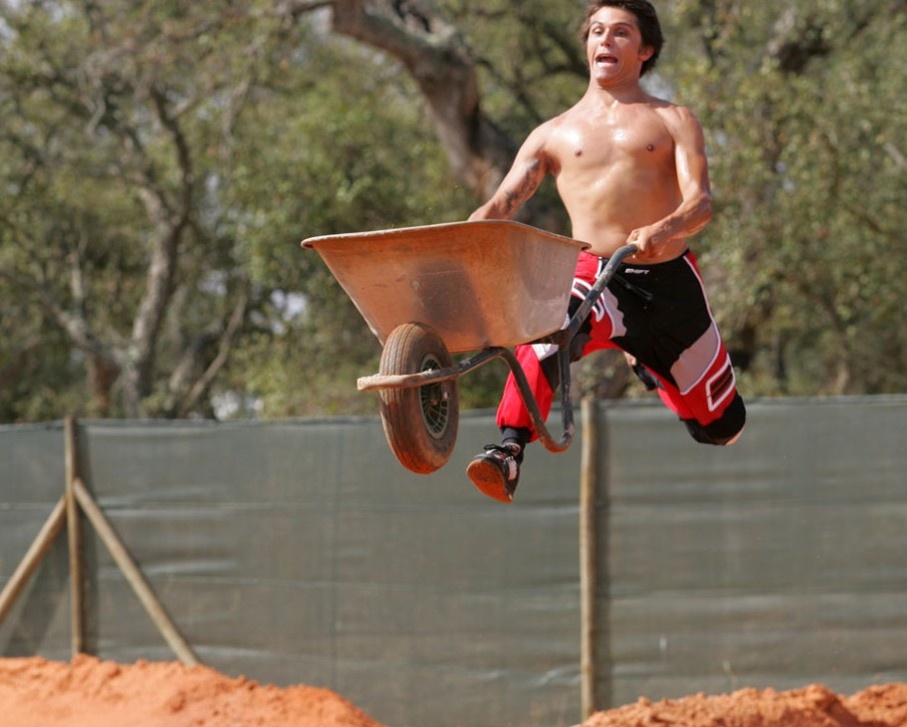 Зарплата вечером, при условии что успеете доделать фундамент)