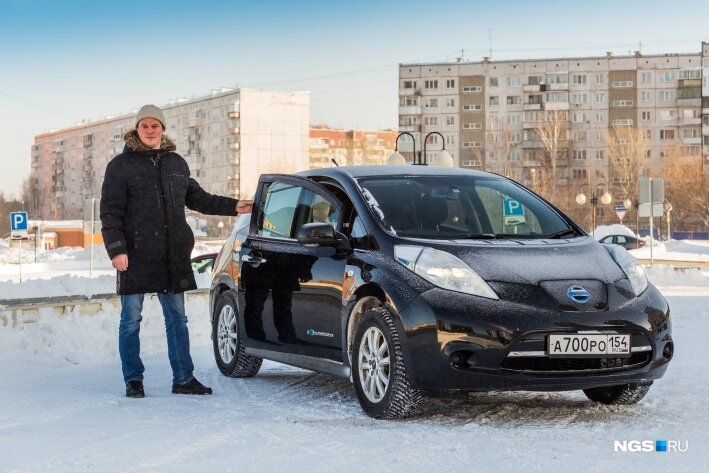 Nissan Leaf и его владелец Мирон Медведев
Фото: Ольга Бурлакова / NGS.ru