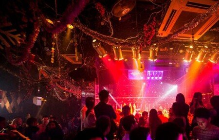 Меньше всего приносят узкоспециализированные клубы – до 30 тыс. долларов в месяц. Зато у таких клубов обычно есть стабильный доход за счет постоянных клиентов. Можно сказать, что такой ночной клуб как бизнес «для души» – когда вам нравится ваше дело и прибыль стоит не на самом первом месте.