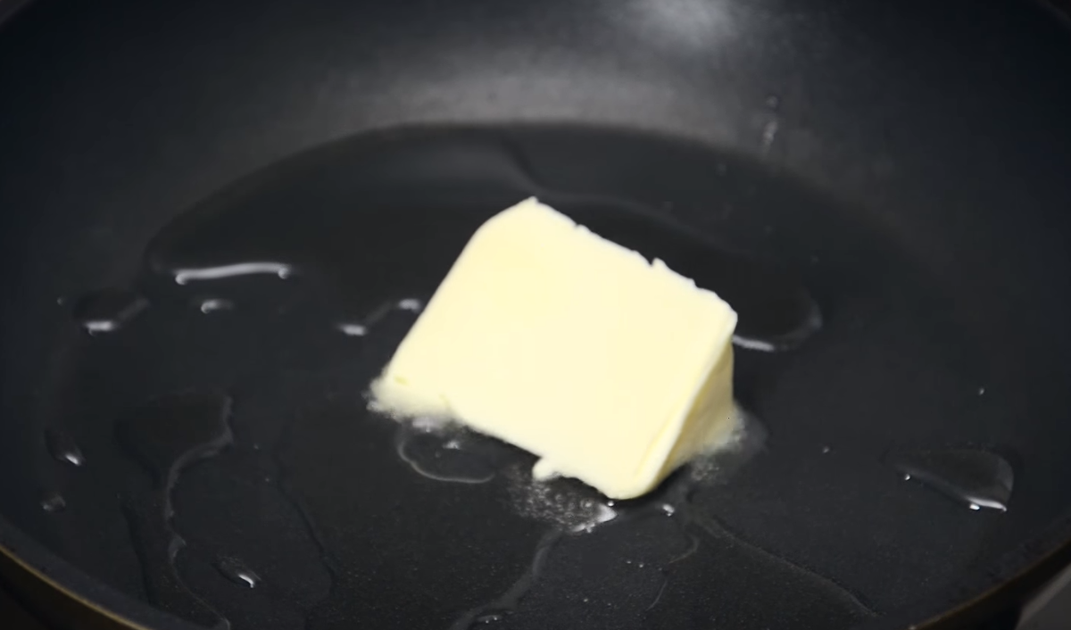 Сковороду поставить на огонь, влить растительное масло и добавить кусок сливочного. Так мы получим приятный сливочный вкус у блюда.