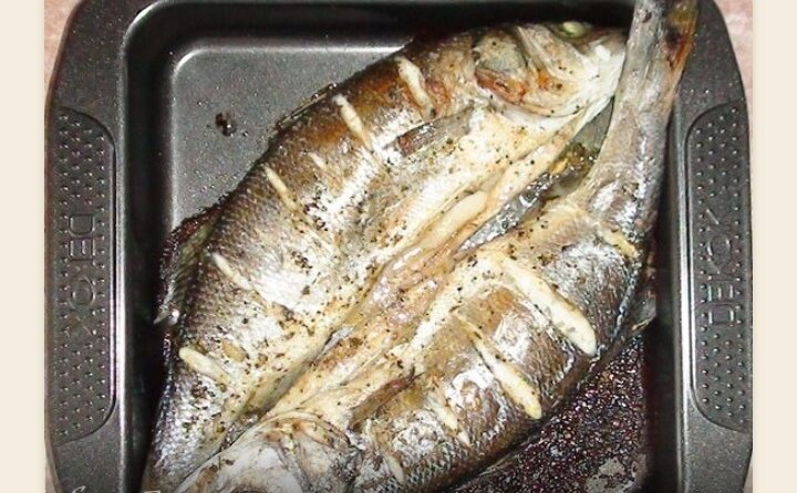 Данный рецепт практически универсальный для таких морских рыб как дорадо, или для речной (радужной) форели. В этот раз у меня был две рыбешки сибас общим весом около 1 кг. Дорадо по сравнению сисбасом более мясястая и плотная, в ней меньше косточек. Сибас и форель получаются более нежные на вкус.