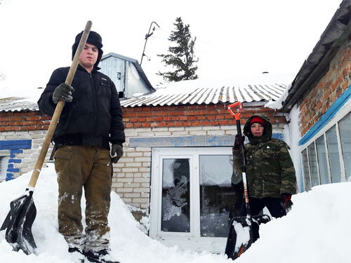 Снега в этом году навалило,многие жители села нуждаются в помощи-энтузиазма и энергии у ребят хватает на всех.