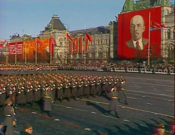 Военный парад 7 ноября на Красной площади в Москве.Фото с сайта YouTube.kom