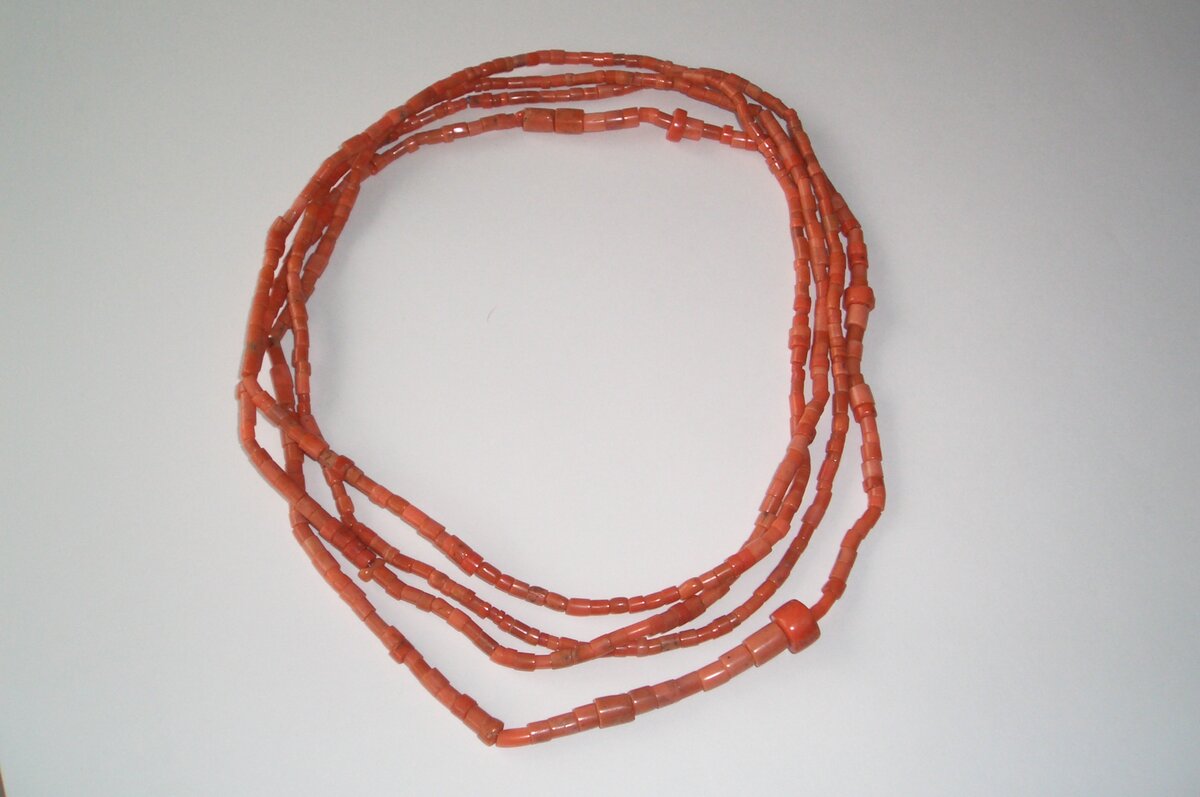 Бусы из красного коралла
