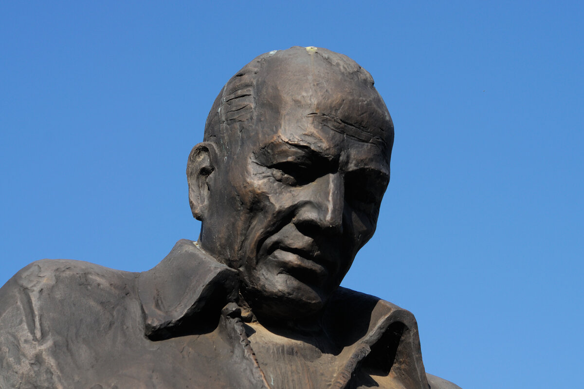 Фото автора: памятник К. Паустовскому в Тарусе