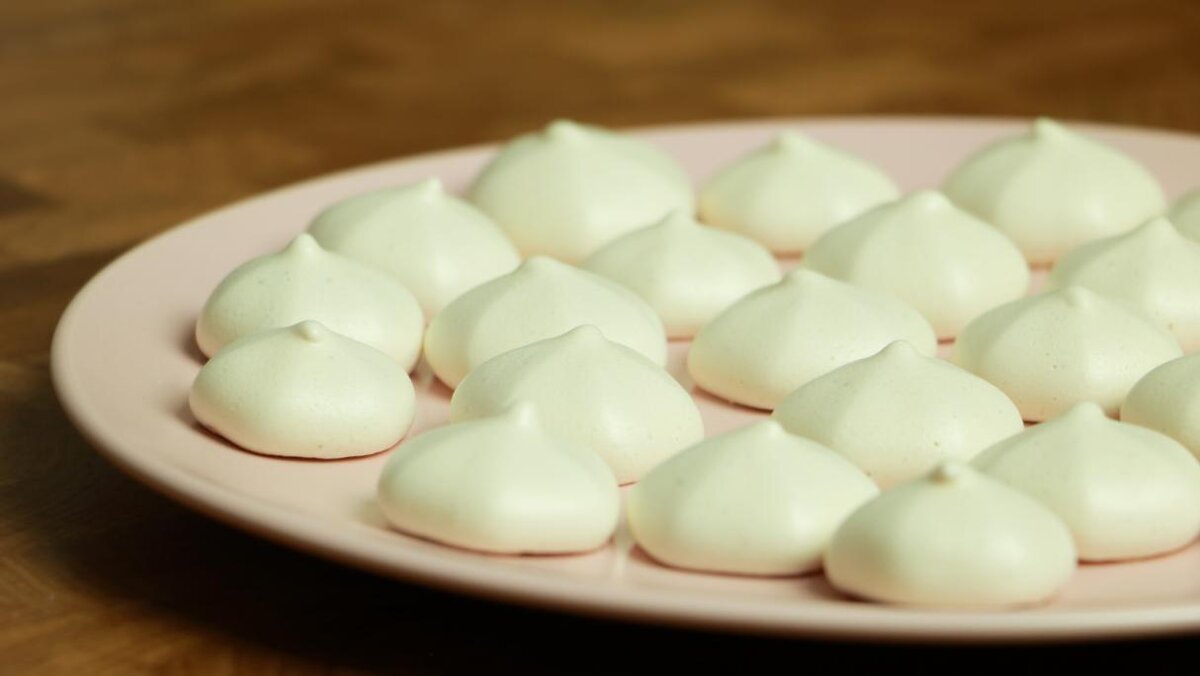 Привет! Сегодня приготовим французскую меренгу и будем выпекать безе. С этой простой задачей сможет справиться даже ребенок!  ВИДЕО как обычно в конце статьи!