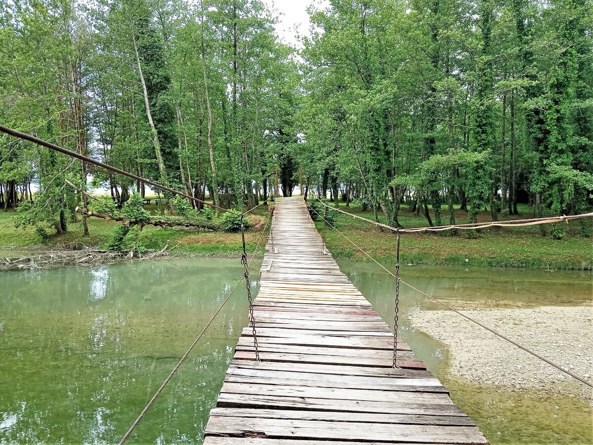 Деревянный мостик на берегу реки
