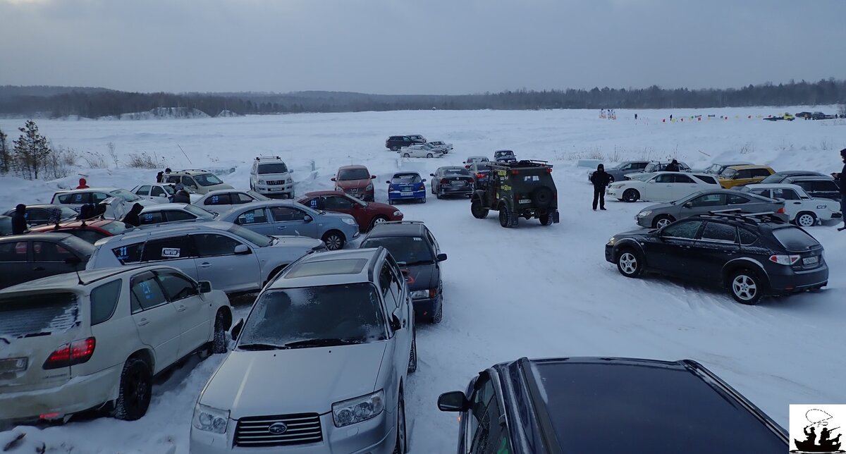 Стоянка перед озером в выходной день