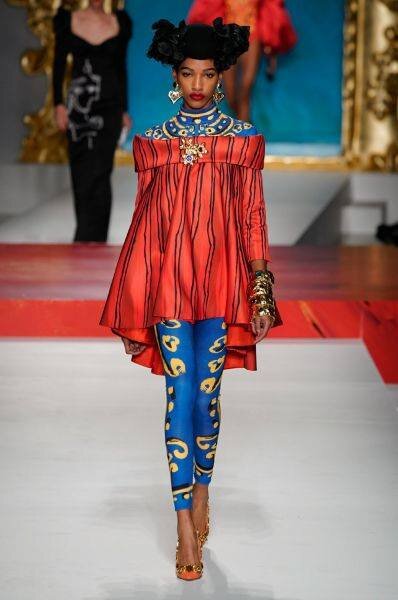 2 Красная туника с сине-желтыми леггинсами