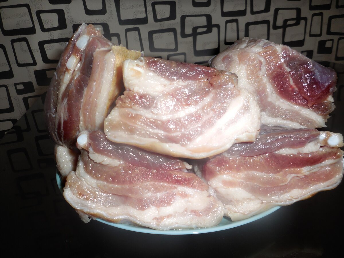 На фото грудинка уже засолена