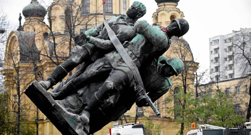 Демонтаж памятника советско-польскому братству по оружию в Варшаве