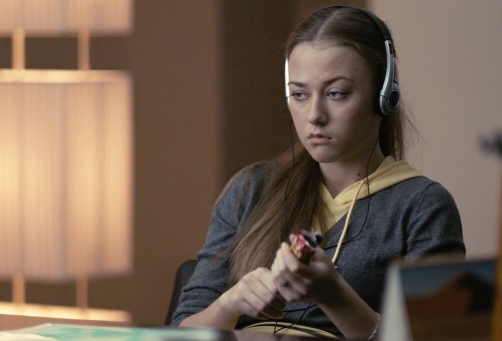 Неадекватные люди, 2010 

Kinopoisk: 7.663 (92 375)
IMDb: 7.50 (3530)

Кино, рассказывающее об обычных вещах необычным языком. Довольно заурядная история 30-летнего парня, сбежавшего от своего прошлого в Москву. Он всеми силами пытается достичь гармонии с собственным «я», но она как-то не достигается. А тут еще соседка — старшеклассница Кристина, которая врывается в его жизнь. Цепляющий фильм, в котором некоторые звезды сериала «Не родись красивой» открываются с новой стороны.