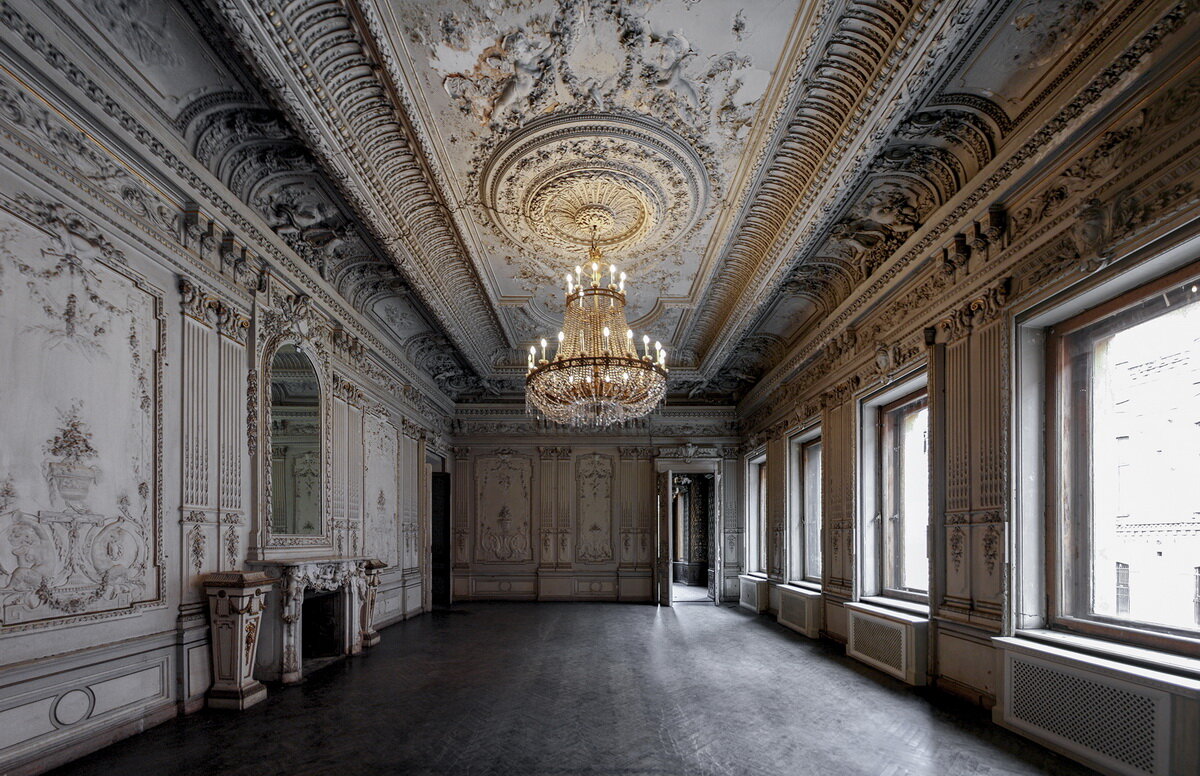 Особняк Брусницыных  
Необычный интерьер увядающего особняка. Красивая восточная гостинная. Очень красивая застекленная веранда. 
Кожевенная линия, 27, корп. 1