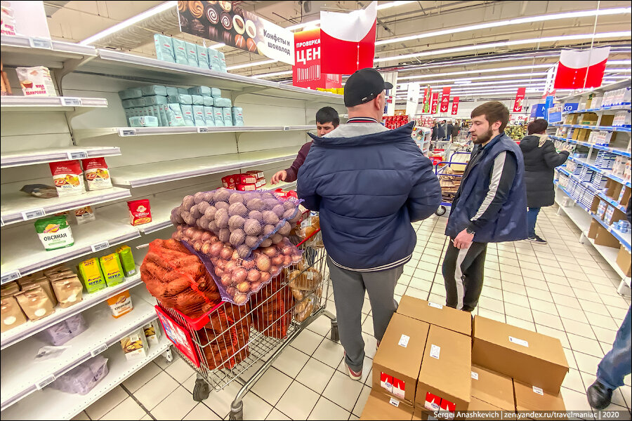 Хроники московского Ашана. Ситуация спустя два дня после первых набегов паникёров, скупающих продукты