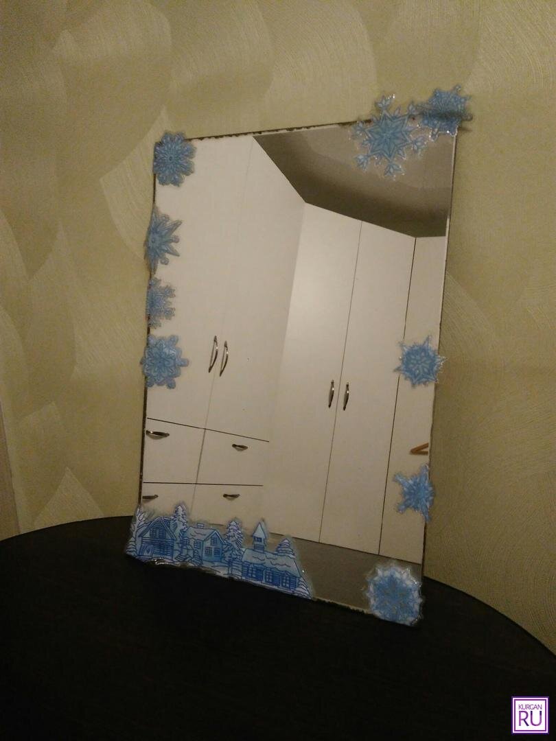 Снежинками закрыли самые видимые дефекты