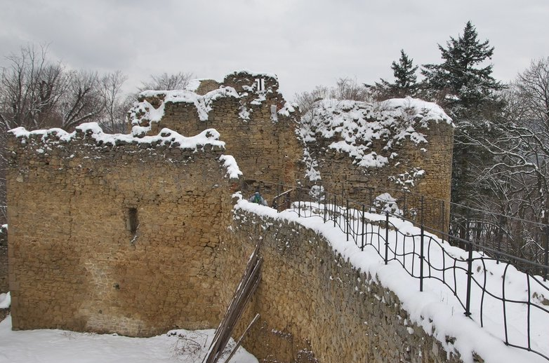 Стены замка... Вернее то что от них осталось