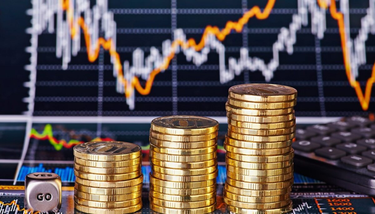 Экономика - это хозяйственная деятельность общества, а также совокупность отношений, складывающихся в системе производства, распределения, обмена и потребления.