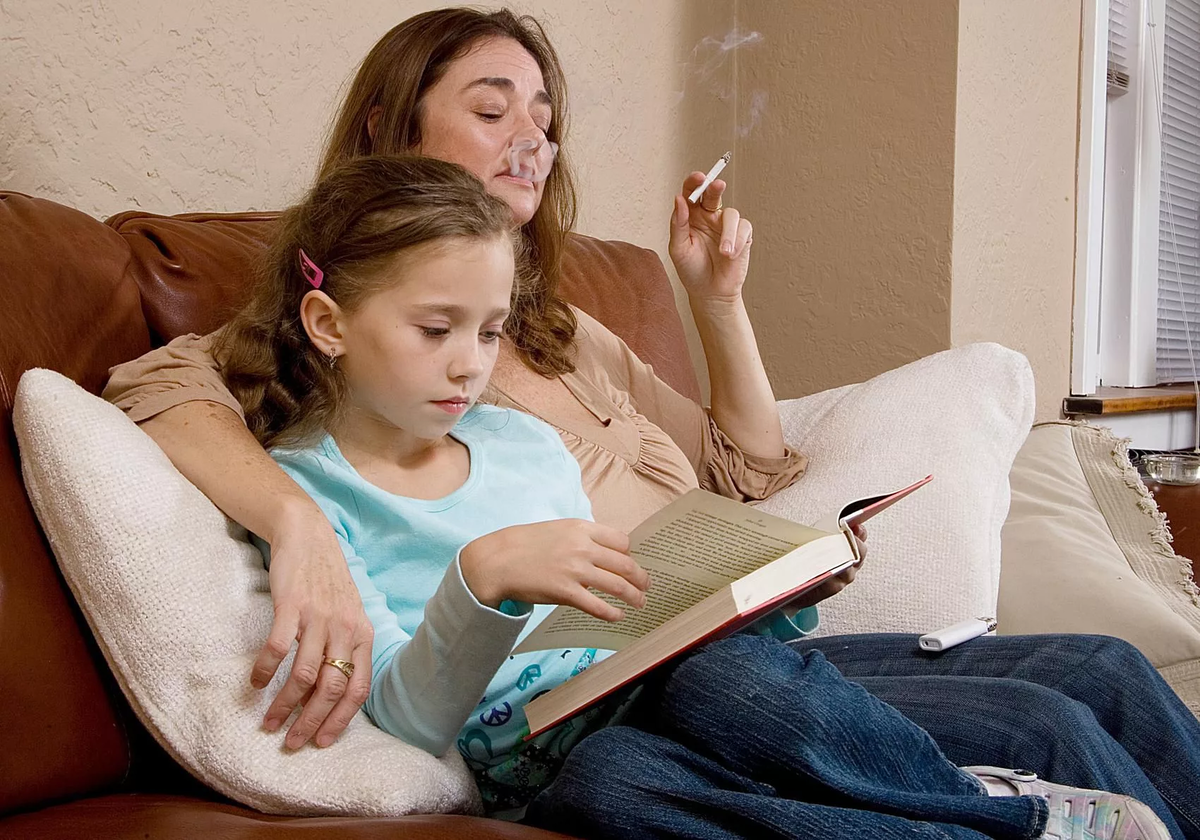 Пассивное курение. Курящие родители и дети. Курение родителей. Пассивное курение детей.