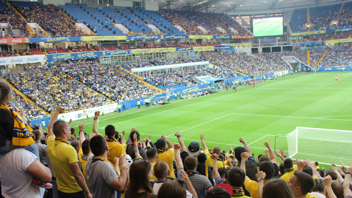 Перед матчем стадион стоя поет песню " Ростов город , Ростов Дон " 