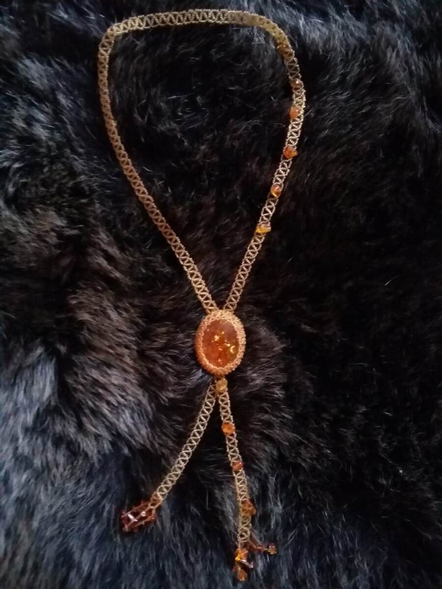 Колье галстук с янтарем. Фото автора из личного архива